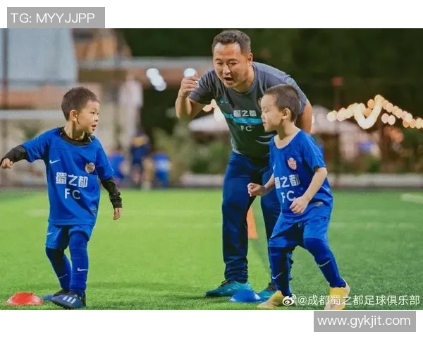 足球小郭的成长之路从青涩少年到绿茵场上的明星梦想